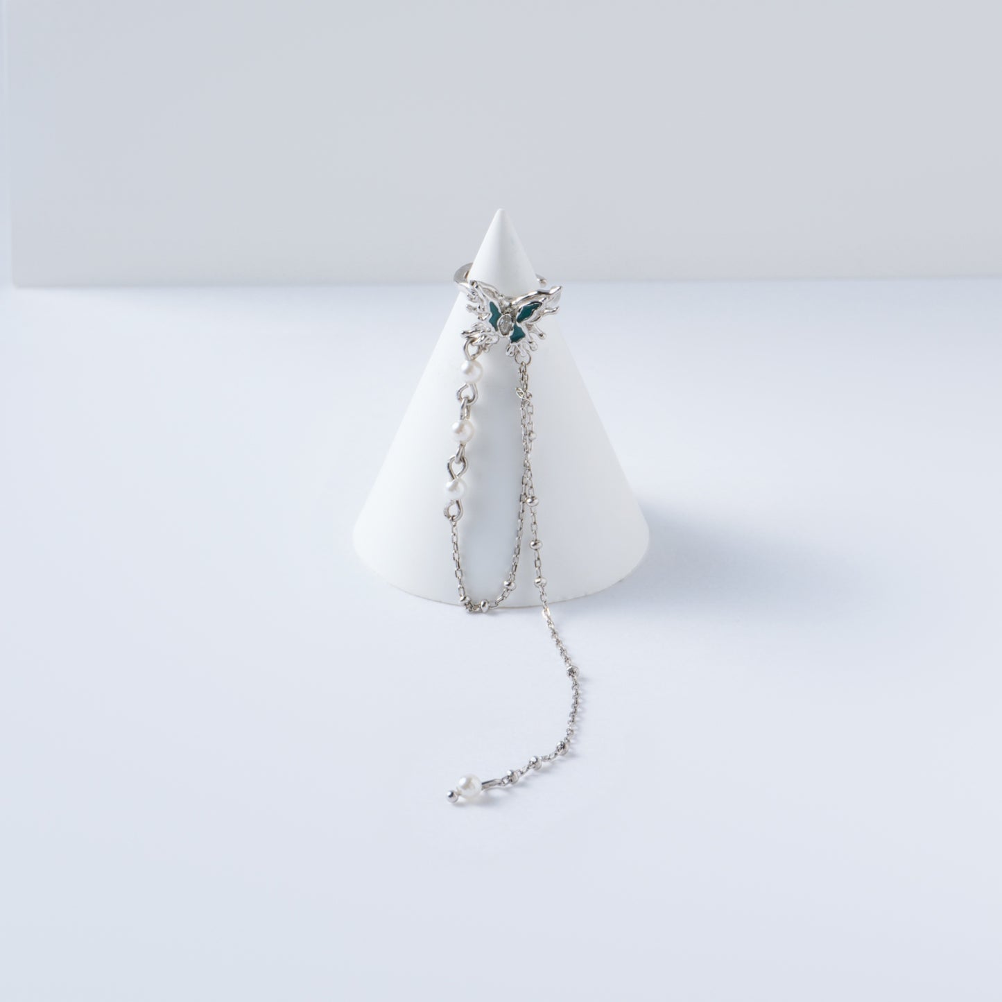 PAPILLON GUIDANT LA BRUME DE PRINTEMPS - Manchette d'Oreille en Argent 925
